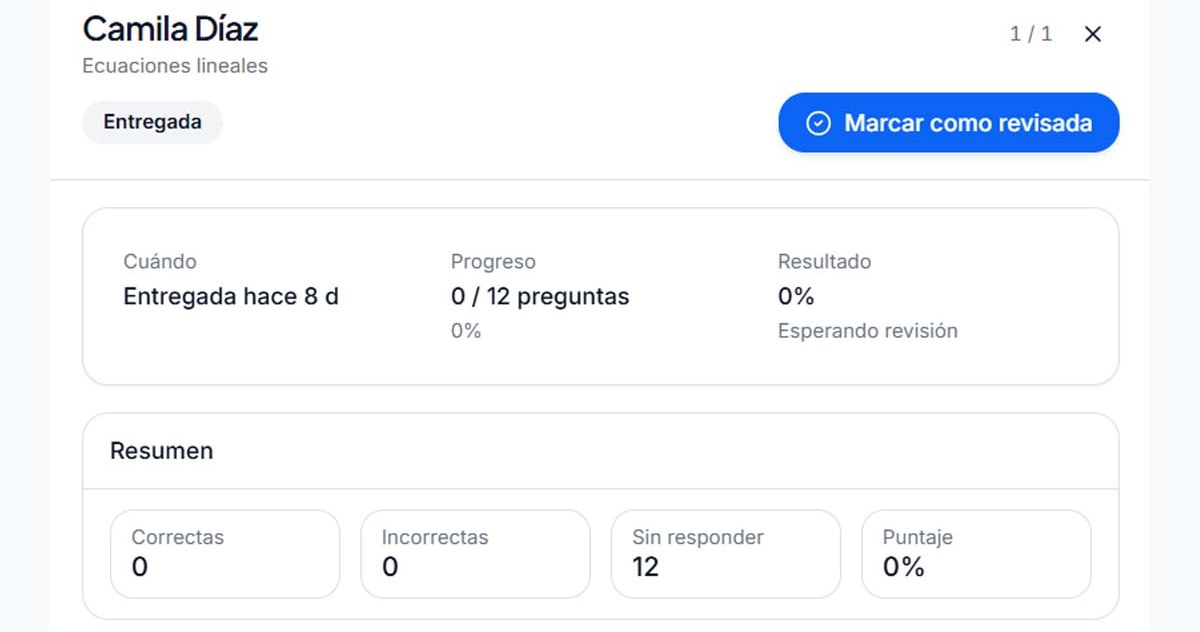 Docente revisando la entrega de una alumna en RVD.AI